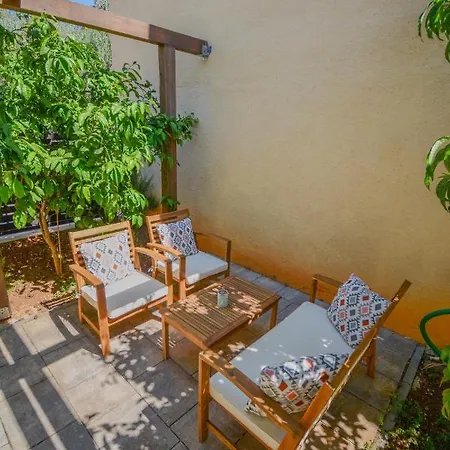 Grey&yellow Apartament *