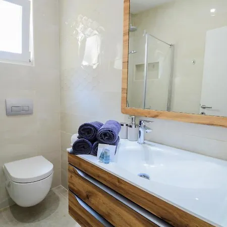 Grey&yellow Apartament