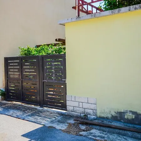 Grey&yellow Apartament *