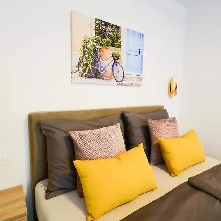 Grey&yellow Apartment Zadar