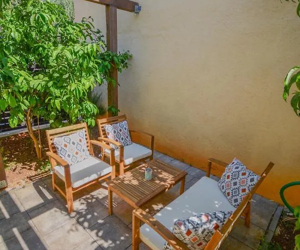 Grey&yellow 公寓 *