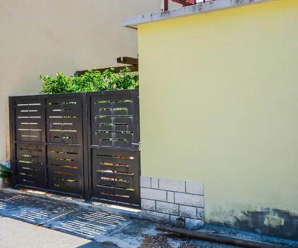 Grey&yellow 公寓 *