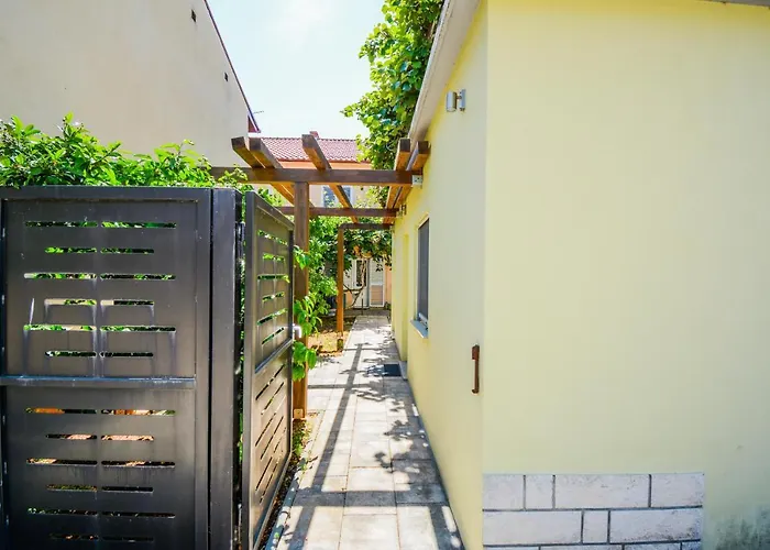 Grey&yellow 公寓 *